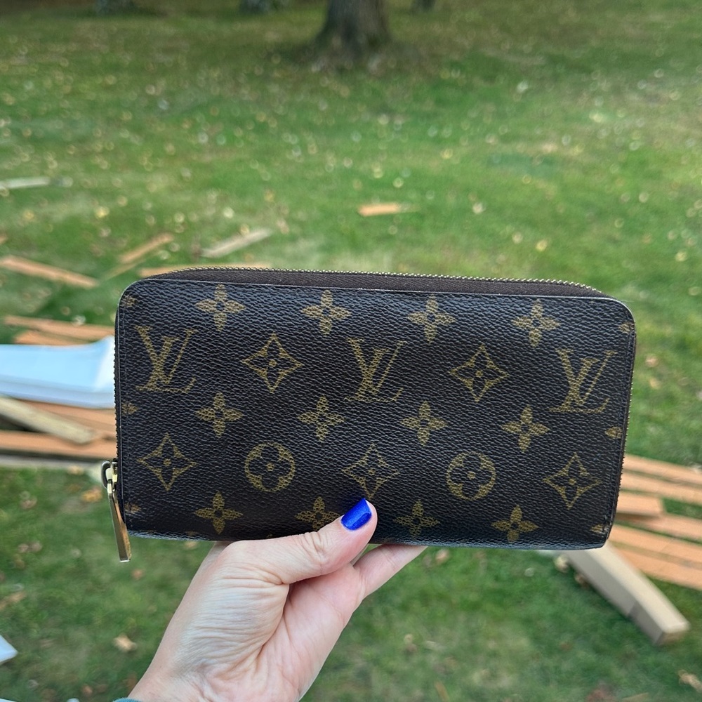 Louis Vuitton Monogram Zippy Wallet
